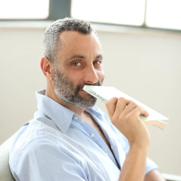 המתנה המושלמת ללב שבור – וגם למי שמחפש אהבה. הספר "איך לתקן לב שבור (ולחזור לאהוב)" יגרום לך לצחוק, להחלים ולגלות מחדש את הלב.
